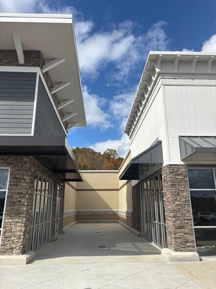 More Photos Of 23 Maxwell Ln, Dahlonega Storefront For Lease