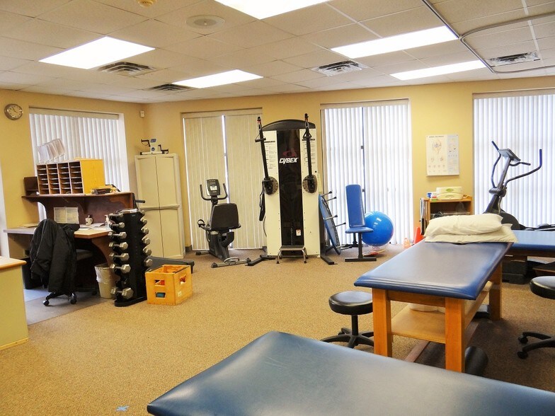 More Photos Of 1528 Cranston St, Cranston Medical For Lease