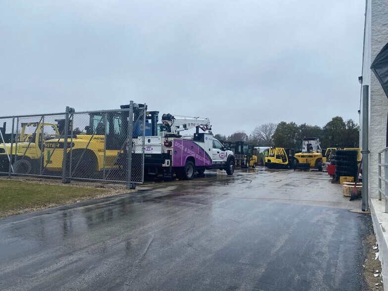 More Photos Of N52W13821 Northpark Dr, Menomonee Falls Warehouse For Sale