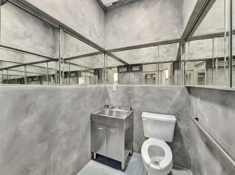 More Photos Of 643 NW 20th St, Miami Freestanding For Sale
