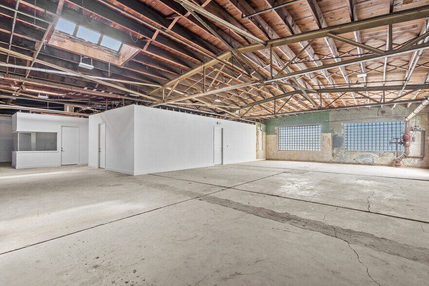 More Photos Of 5611 Clinton Dr, Houston Warehouse For Lease