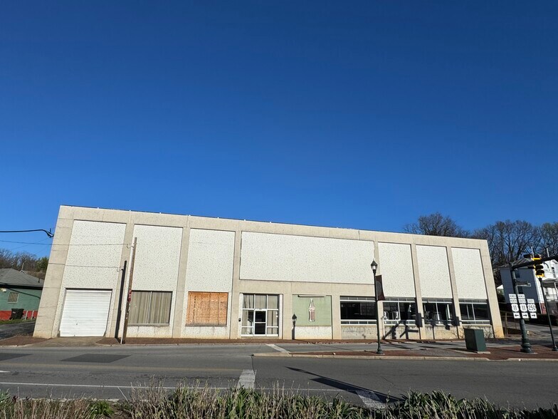 More Photos Of 709 N Augusta St, Staunton Light Distribution For Sale