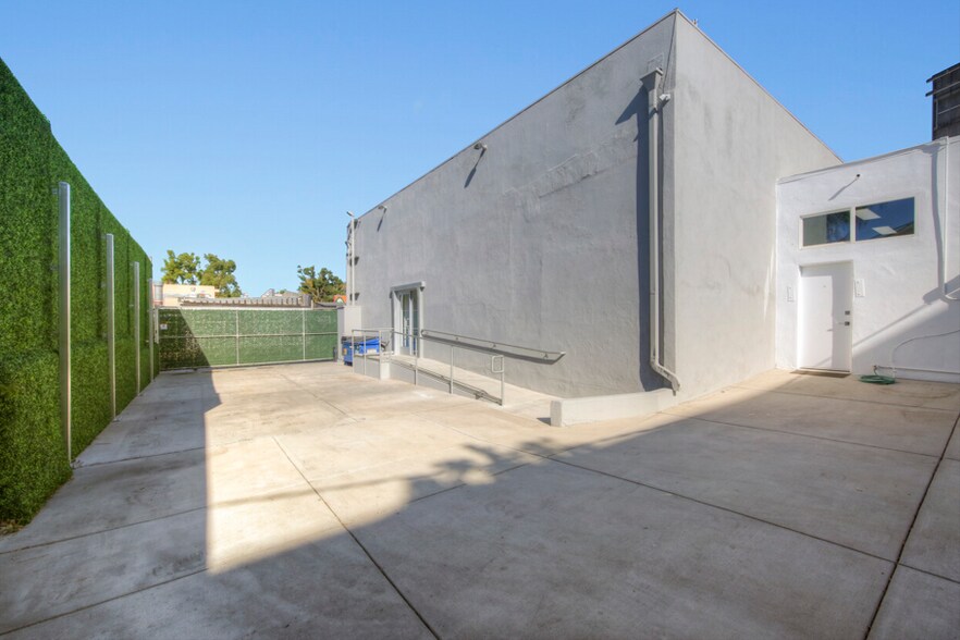 More Photos Of 5325 Topanga Canyon Blvd, Woodland Hills Office Residential For Lease