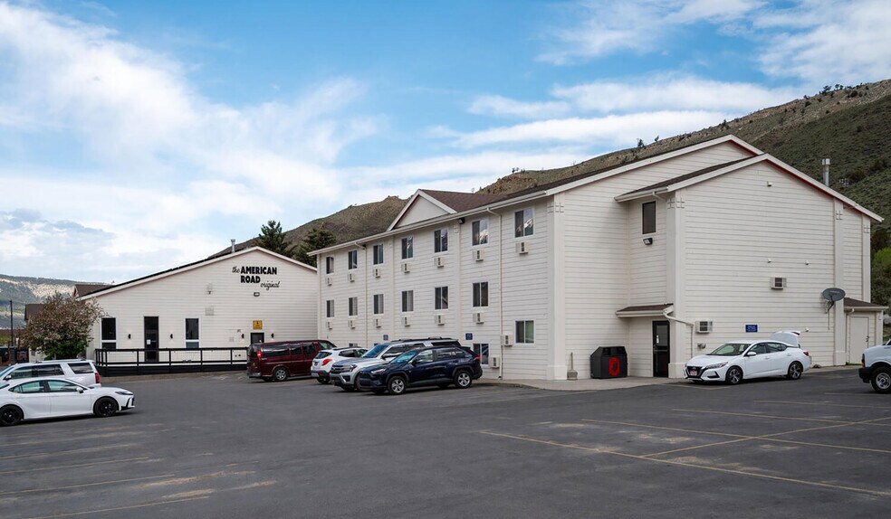 More Photos Of 702 Scott St, Gardiner Hotel For Sale