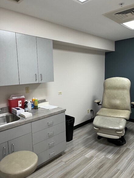 More Photos Of 4650 Southwest Hwy, Oak Lawn Medical For Sale