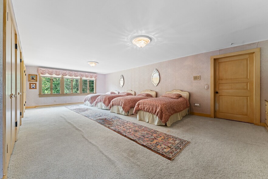 More Photos Of 550 Warner rd, Vienna Specialty For Sale
