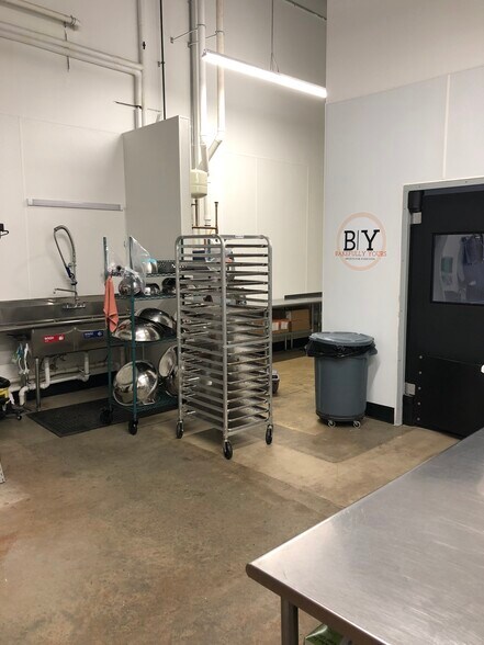 More Photos Of 8120-8144 Flannery Ct, Manassas Warehouse For Lease