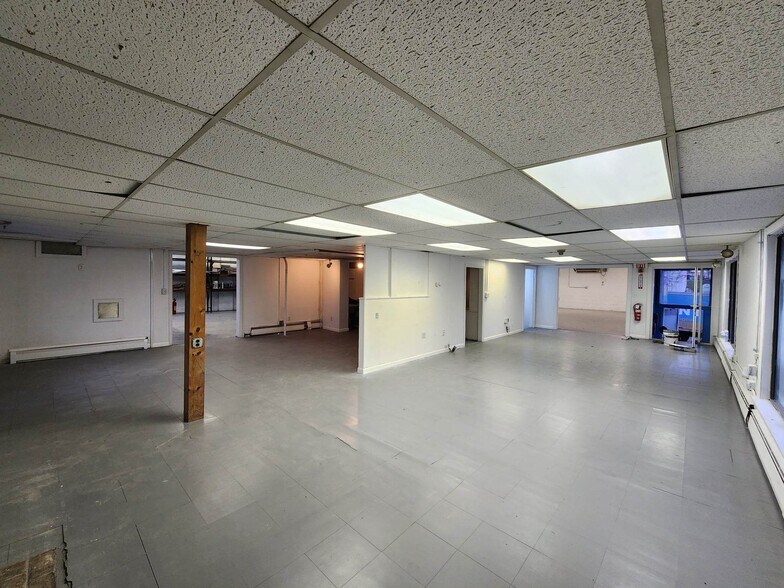 More Photos Of 62 Middlesex Tpke, Burlington Freestanding For Sale