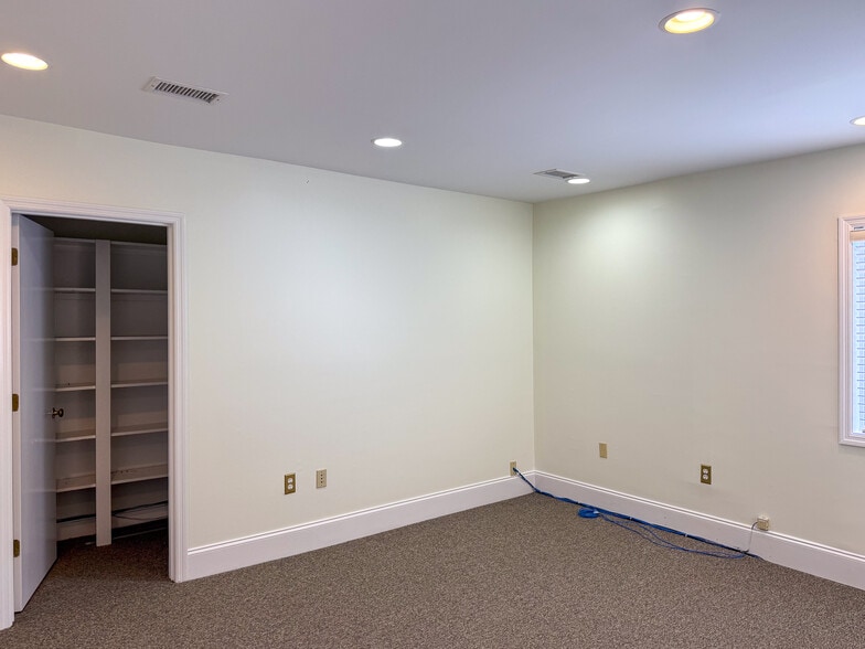 More Photos Of 11 Isabella St, Charleston Flex For Lease