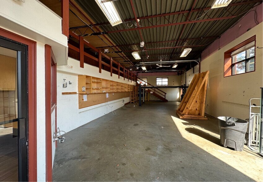 More Photos Of 95 Toledo St, Farmingdale Flex For Lease