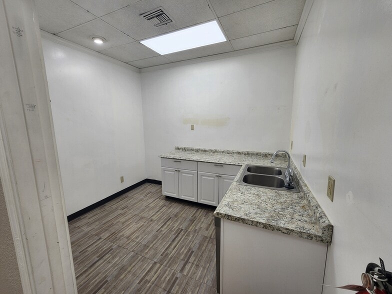 More Photos Of 5200-5252 Sunrise Blvd, Fair Oaks Unknown For Lease