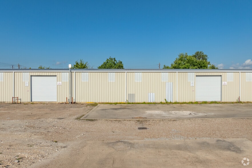 More Photos Of 13523 Conklin Ln, Houston Warehouse For Lease