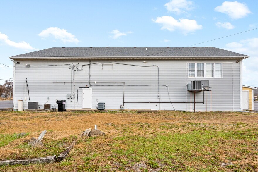 More Photos Of 701 Red River St, Clarksville Office For Sale