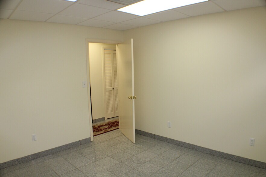More Photos Of 1637 N Eastman Rd, Kingsport Office For Lease