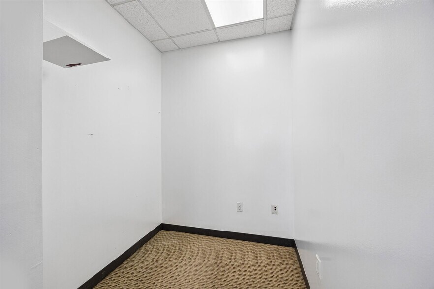 More Photos Of 4450 E Sam Houston Pky S, Pasadena General Retail For Lease