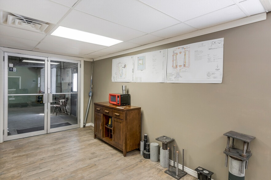 More Photos Of 6636 Canyon Dr, Amarillo Warehouse For Sale