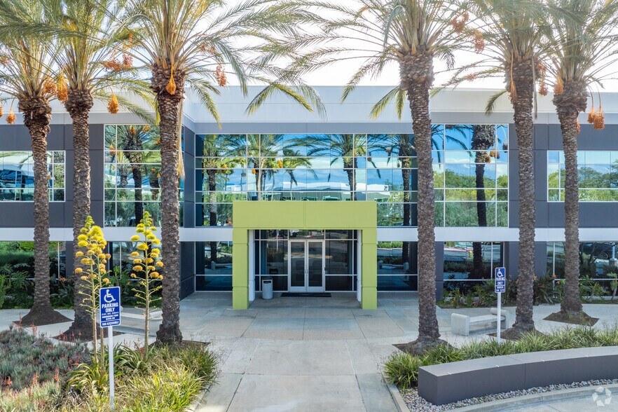 More Photos Of 25361 Commercentre Dr, Lake Forest Loft Creative Space For Lease