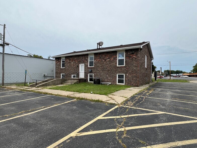 More Photos Of 3130 N Woodford St, Decatur Freestanding For Lease