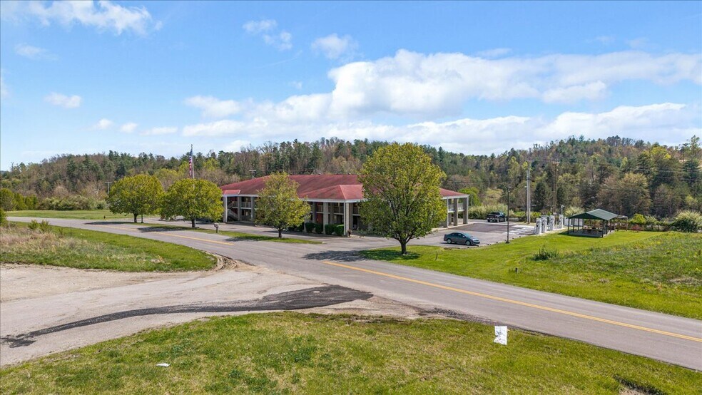 More Photos Of 182 Quillen Chapel Service Rd, Campton Hotel For Sale
