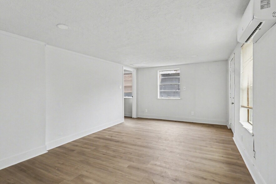 More Photos Of 5709 5th St, Katy Medical For Lease