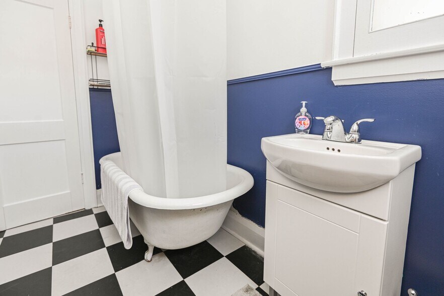 More Photos Of 37 Dundas St W, Mississauga Storefront Retail Residential For Sale