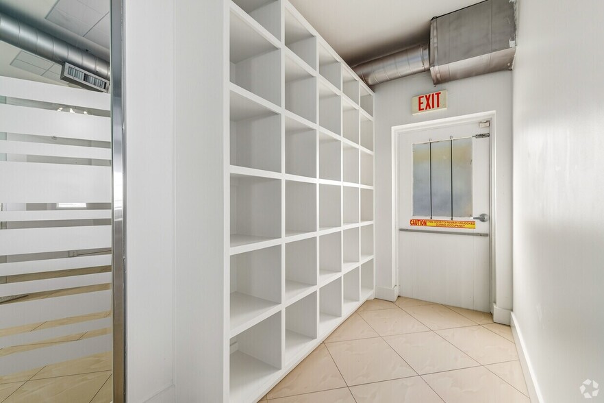 More Photos Of 5633 Southwest Fwy, Houston Freestanding For Lease