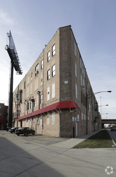 More Photos Of 629 W Cermak Rd, Chicago Loft Creative Space For Lease