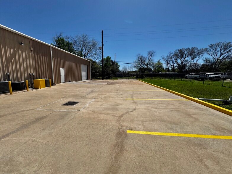 More Photos Of 9215 Thomasville Dr, Houston Warehouse For Lease