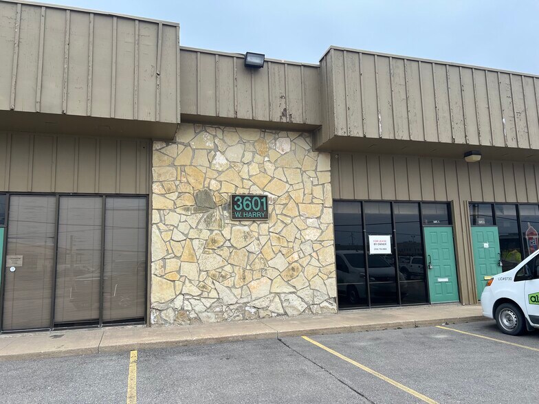 More Photos Of 3601 W Harry St, Wichita Flex For Lease