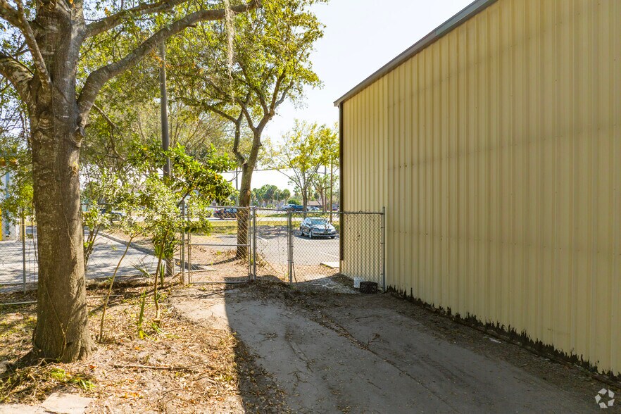 More Photos Of 26611 Wesley Chapel Blvd, Lutz Warehouse For Lease