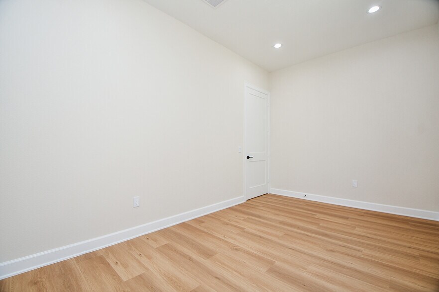 More Photos Of 1325 Main St, Katy Office For Lease