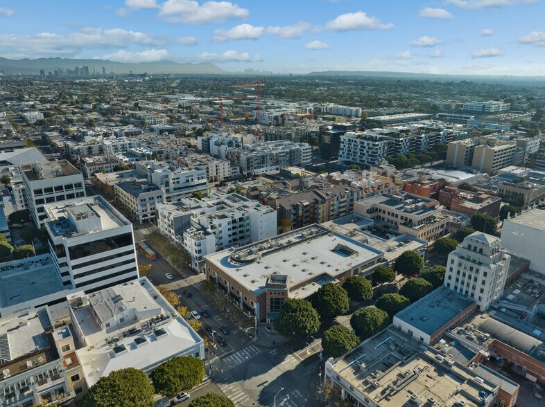 More Photos Of 402 Santa Monica Blvd, Santa Monica General Retail For Sale