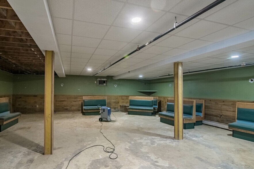 More Photos Of 141 Congamond Rd, Southwick Restaurant For Lease