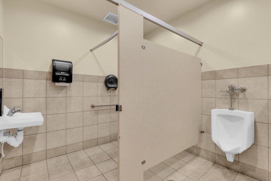 More Photos Of 1201 E Oak St, Kissimmee Office For Sale