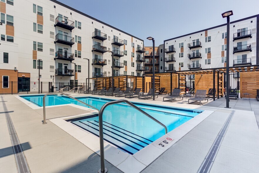 More Photos Of 1423 Ellinwood Ave, Des Plaines Apartments For Lease