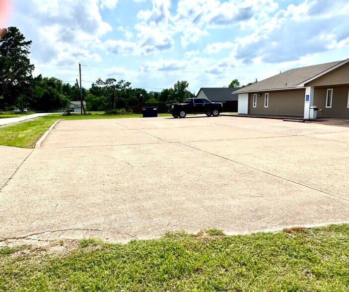 More Photos Of 101 Anthony Dr, Teague Medical For Sale