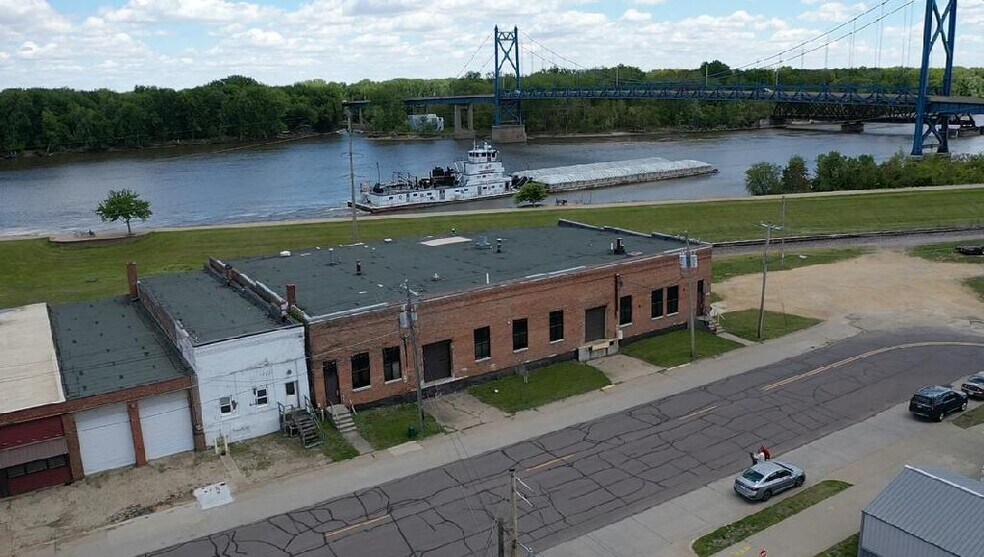 More Photos Of 623 S 1st St, Clinton General Retail For Sale