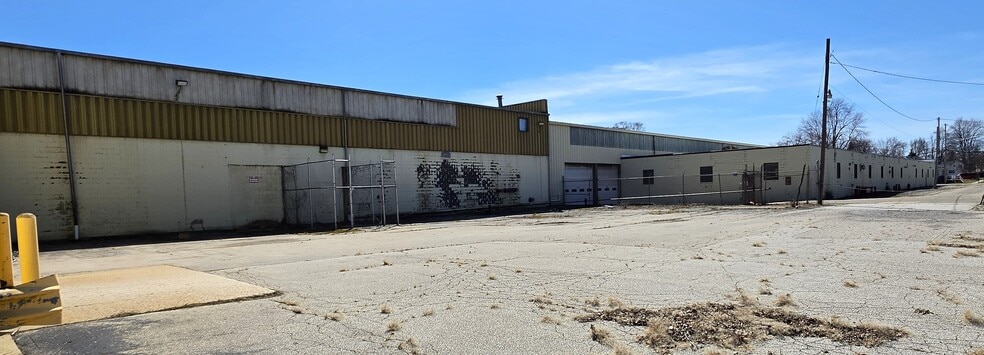 More Photos Of 401 E 5th St, Pinconning Distribution For Sale