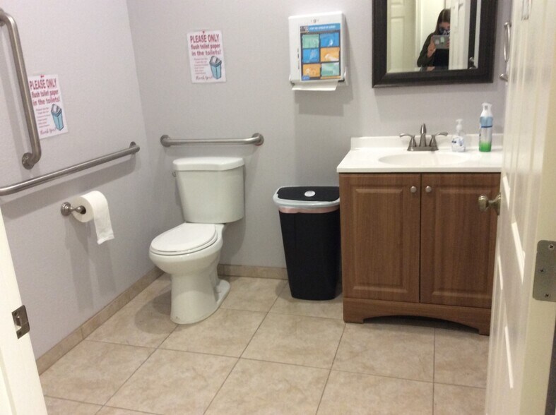 More Photos Of 1900 Belmont Loop, Woodland Storefront Retail Office For Lease