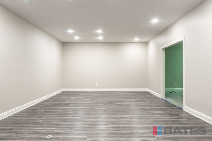 More Photos Of 198 Brothers Blvd, Red Oak Flex For Lease