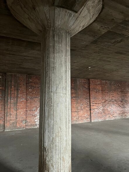 More Photos Of 740 8th Ave, Huntington Warehouse For Lease