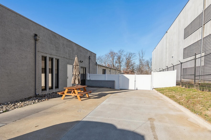 More Photos Of 1508 Moran Rd, Sterling Showroom For Sale