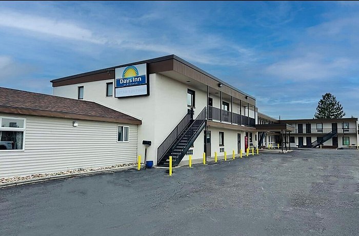 More Photos Of 109 16th St, Wheatland Hotel For Sale