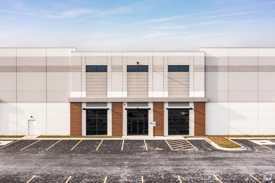 More Photos Of 500 E Devon Ave, Elk Grove Village Warehouse For Lease