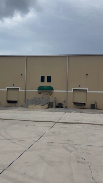 More Photos Of 4407-4497 SW Martin Hwy, Palm City Unknown For Lease