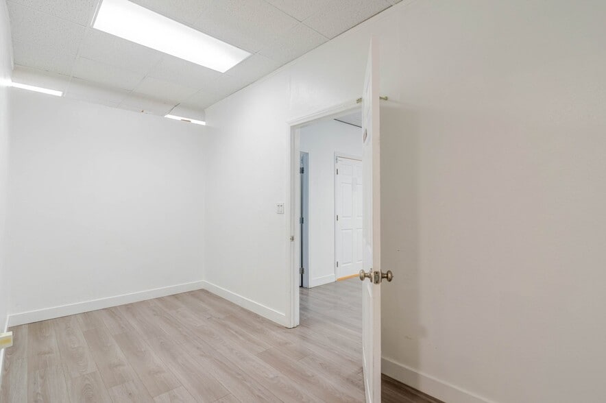 More Photos Of 516 W Lancaster Blvd, Lancaster Storefront For Lease