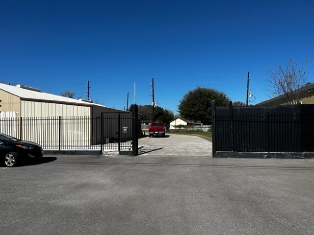 More Photos Of 9826 Clay Rd, Houston Warehouse For Lease