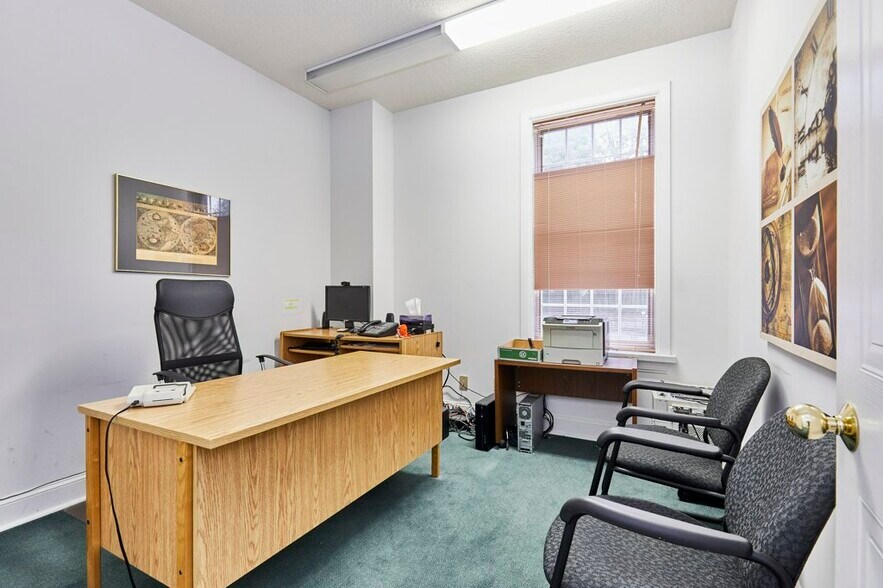 More Photos Of 215 Simcoe St N, Oshawa Office For Sale