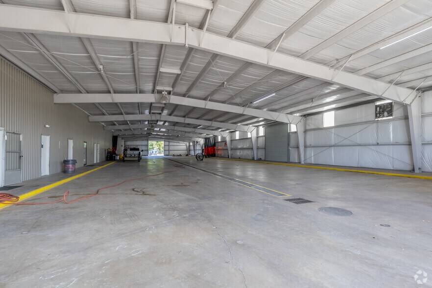 More Photos Of 13523 Conklin Ln, Houston Warehouse For Lease