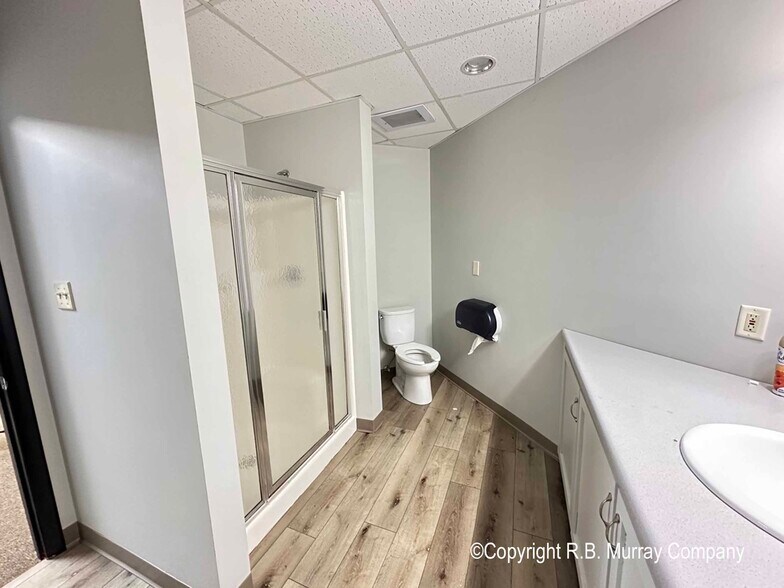 More Photos Of 350 S Ingram Mill Rd, Springfield Showroom For Lease